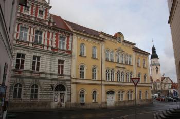Starší radnice (uprostřed), její přístavba (vlevo) a nástupkyně (vpravo v pozadí) ( © Ivan Grisa 10/2009)