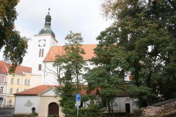 Kostel od děkanství ( © Ivan Grisa 10/2009)