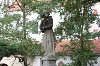 Socha sv. Antonína jižně od kostela ( © Ivan Grisa 10/2009)