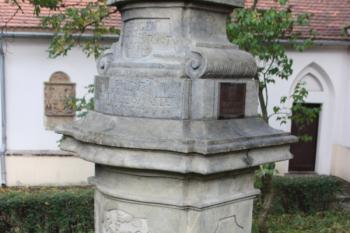 Socha sv. Antonína jižně od kostela: podstavec s mariánským reliéfem ( © Ivan Grisa 10/2009)
