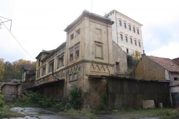 Bývalý expediční sklad, nad ním severní risalit zámku ( © Ivan Grisa 10/2009)