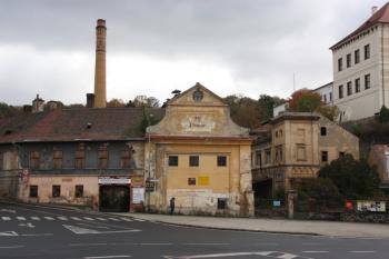 Pivovar od západu, v křižovatce před ním stál do roku 1942 kostel sv. Alžběty ( © Ivan Grisa 10/2009)