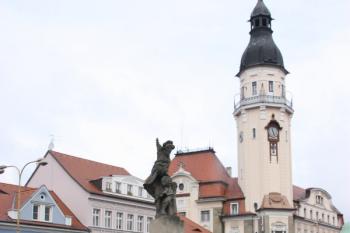 Kašna od jihovýchodu, v pozadí věž nové radnice ( © Ivan Grisa 10/2009)