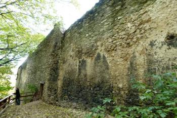 vnější strana hradby za farním kostelem ( © Jan P. Štěpánek 10/2011)