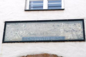 částečně zachovalý starý latinský nápis informující o přestavbě věže v r. 1612 ( © Jan P. Štěpánek 09/2009)