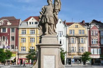 celkový pohled na sochu sv. Floriána na ostravském Masarykově náměstí ( © Jan P. Štěpánek 07/2009)
