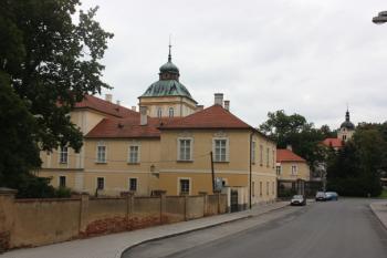 Západní část zámku od severu ( © Ivan Grisa 08/2011)