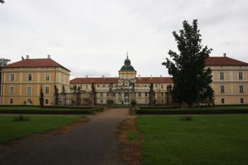 Hlavní zámecká budova od východu (z parku) ( © Ivan Grisa 08/2011)