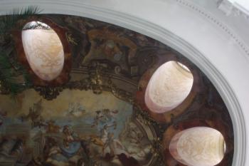 Část Schorrovy fresky v patře hlavního vestibulu viditelná z přízemí ( © Ivan Grisa 08/2011)