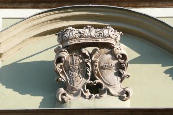 erb Starhembergů a Šerfenberků v hlavním průčelí paláce ( © Jan P. Štěpánek 07/2009)