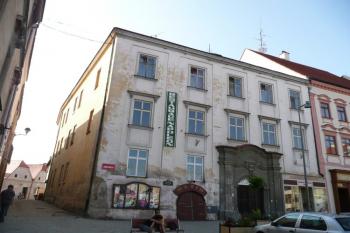 hlavní průčelí paláce obrácené k Hornímu náměstí ( © Jan P. Štěpánek 07/2009)
