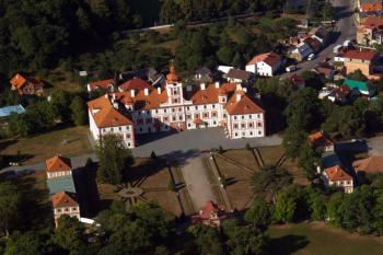 Zámek Mnichovo Hradiště - Letecký snímek ( © Radovan Smokoň 08/2006)