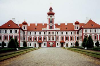 Zámek v Mnichově Hradišti ( © Pavel Vítek 05/2005)