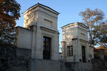 Empírová vstupní brána do zámeckého parku (© Ivan Grisa, 10/2006)