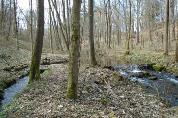 hráz na Stropnici (vpravo) a ústí se stavidlem umělého náhonu vodopádu (vlevo) (© Jaroslav Špiroch  03/2023)
