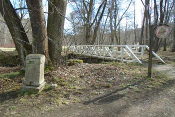 lávka přes Stropnici s historickým patníkem u Hamru (© Jaroslav Špiroch  03/2023)