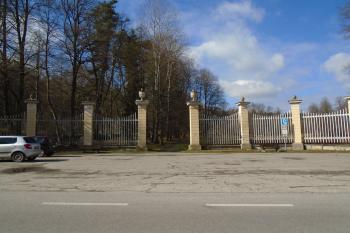 vstupní brána do areálu parku (© Jaroslav Špiroch  03/2023)