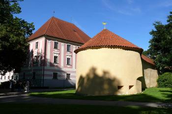Jihozápadní roh zámecké budovy a bašta (© Jiří Cukr, 08/2010)