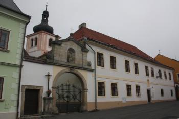 Fara a brána ke kostelu ( © Ivan Grisa 09/2010)