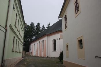 Průhled branou ke kostelu ( © Ivan Grisa 09/2010)