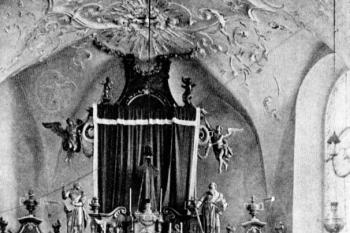 pohled do lodi a presbytáře ( © Josef Vítězslav Šimák: Soupis památek historických a uměleckých v Království Českém, sv. 32 Politický okres turnovský, Archaelogická komise při České akademii císaře Františka Josefa pro vědy, slovesnost a umění, Praha 1909)
