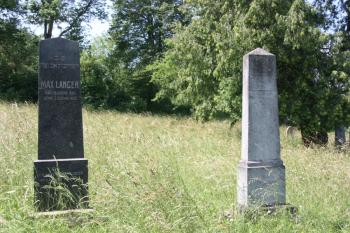 Jeden z mála náhrobků s českým textem (vlevo) ( © Ivan Grisa 06/2010)