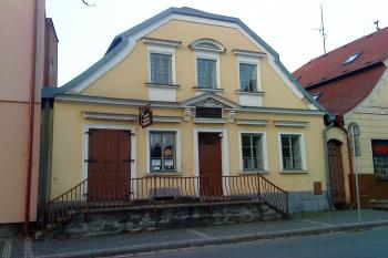 Průčelí Domku Boženy Němcové (© Tomáš Fabián, 11/2009)