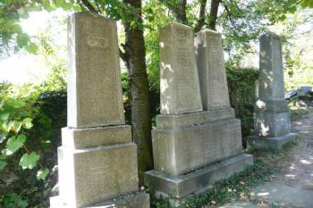 mladší typy náhrobků při hradební zdi ( © Jan P. Štěpánek 09/2009)