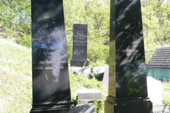 jedny z nejmladších náhrobků na hřbitově ( © Jan P. Štěpánek 09/2009)