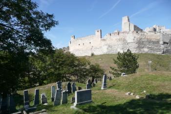 horní část hřbitova s hradem Beckov v pozadí ( © Jan P. Štěpánek 09/2009)