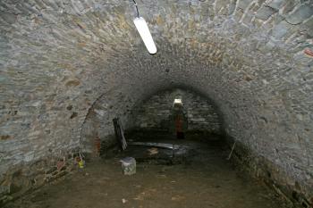 Vnitřek jednoho ze sklepů tvrze (© Petr Nožička 08/2013)