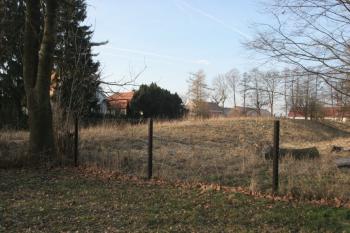příkop a val na severní straně areálu (© Jan Švejkar, 01/2009)