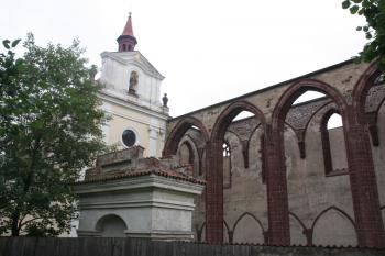 Bývalý klášterní kostel a torzo jižní boční lodi od severu, v popředí zadní strana hrobky Tieglů z Lindenkronu ( © Ivan Grisa 08/2011)