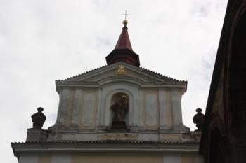 Štít západního průčelí bývalého klášterního kostela ( © Ivan Grisa 08/2011)