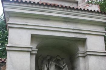 Hrobka Tieglů z Lindenkronu v místě nikdy nerealisované severní boční lodi (Václav Prachner, 1816) ( © Ivan Grisa 08/2011)