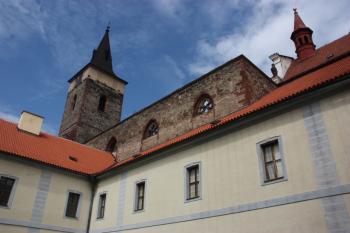 Bývalý klášterní kostel: torso jižní boční lodi a věž z rajského dvora ( © Ivan Grisa 08/2011)