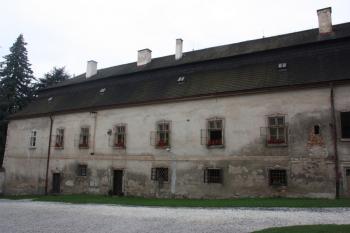 Stavení na západní straně nádvoří: jižní obytná část ( © Ivan Grisa 08/2011)