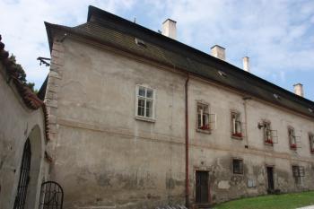 Stavení na západní straně nádvoří: jižní obytná část ( © Ivan Grisa 08/2011)