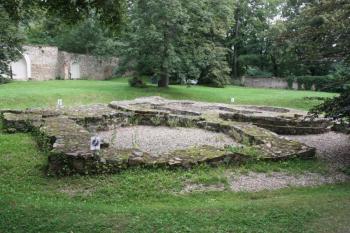 Základy kostela sv. Kříže od západu ( © Ivan Grisa 08/2011)