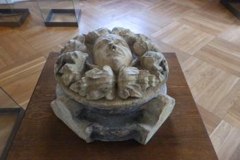 Klenební svorník s divým mužem, nalezený při archeologickém průzkumu (© Johannes Cladis, 04/2015)