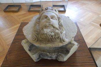 Klenební svorník s hlavou krále, nalezený při archeologickém průzkumu (© Johannes Cladis, 04/2015)