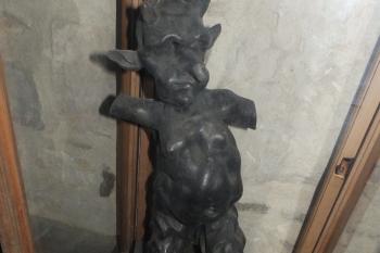 Krypta - soška ďáblíka, údajně od Matyáše Bernarda Brauna (© Johannes Cladis, 04/2015)