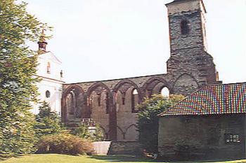 Pohled na kostel z kl. zahrady. (2002 ©Josef Žajdlík)