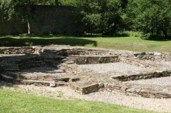 Základy kostela sv. Kříže v klášterní zahradě (© Bohuslav Novotný, 07/2007)