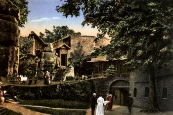 zřícenina na historické pohlednici, před r. 1917 ( © fotorepro Łuczyński, Romuald M.: Zamki, dwory i pałace w Sudetach, Stowarzyszenie na Rzecz Rozwoju Państwowej Wyższej Szkoły Zawodowej im. Witelona w Legnicy, Legnica 2008)