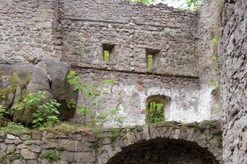 Prostor brány z předhradí ( © Iva Spurná 8.5.2007)