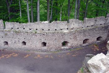Dovnitř zalomená hradba předhradí se střílnami a ochozem ( © Iva Spurná 8.5.2007)