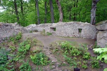 Hradba předhradí ( © Iva Spurná 8.5.2007)