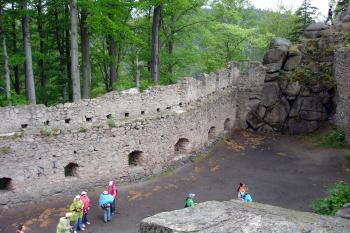 Dovnitř zalomená hradba předhradí se střílnami a ochozem ( © Iva Spurná 8.5.2007)