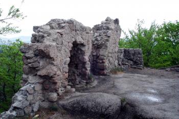 Zbytky zdí na severním východu jádra hradu ( © Iva Spurná 8.5.2007)